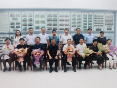 山东省莱山第一中学举行老教师荣退仪式